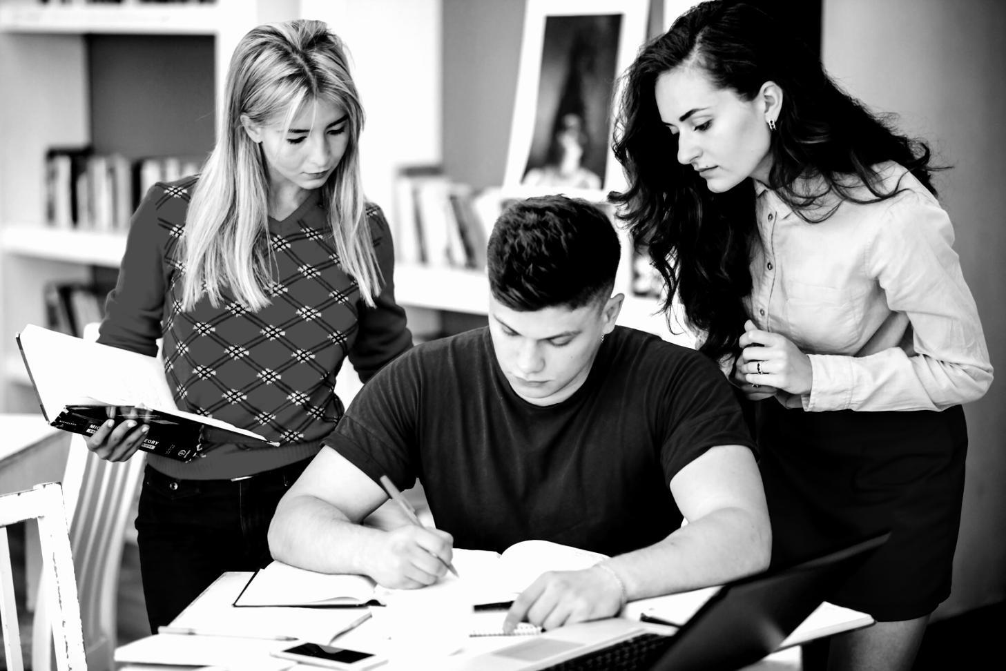 Étudiants internationaux participant à une session d'adaptation culturelle